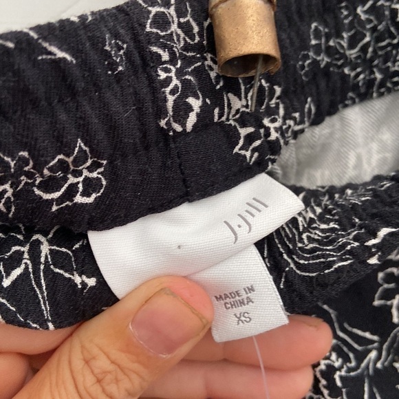 NWT! J Jill Black and white floral joggers - Picture 3 of 6